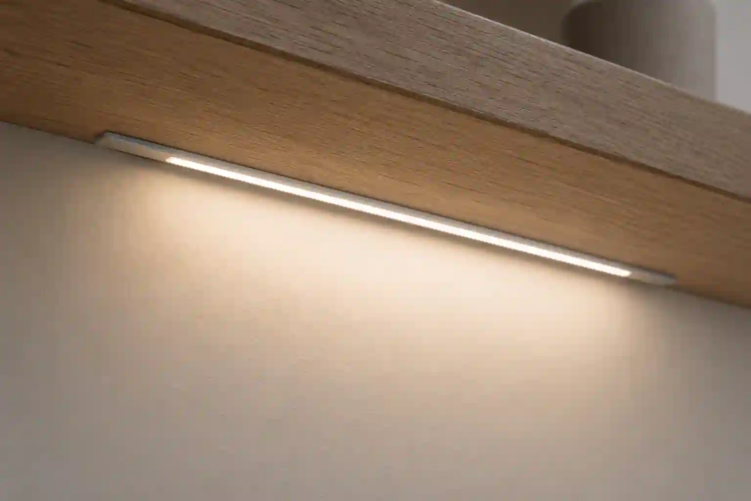 Detail plochého profilu ELOX 25x2mm stříbrný hliník odvod tepla LED pásek pohled zepředu